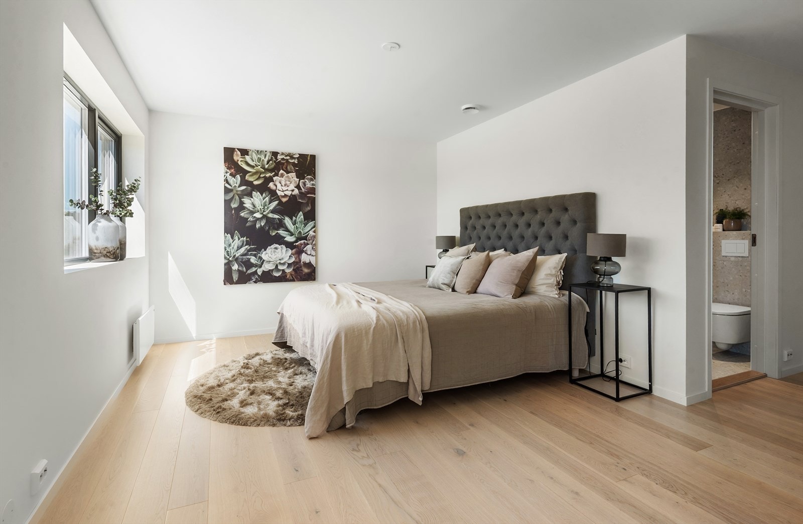 Hovedsoverom med plass til stor dobbeltseng, nattbord og møblement for oppbevaring Galleribilde