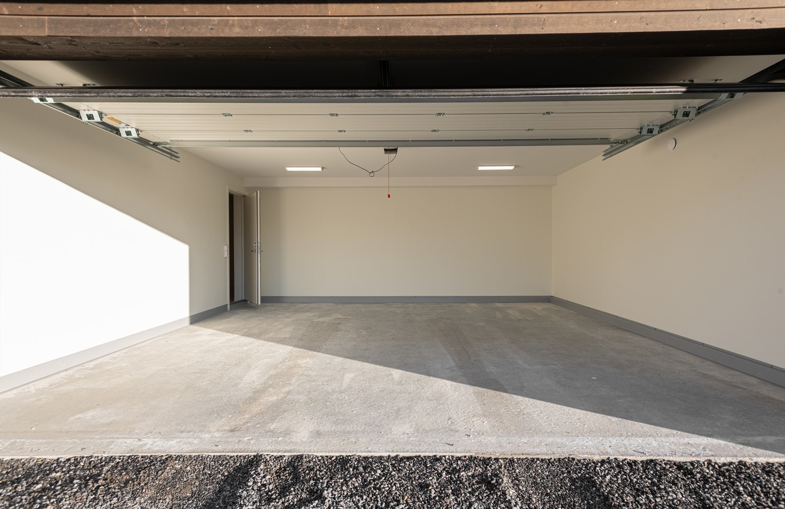 Dobbel garasje med enkel adkomst rett inn i boligen - Her kommer du hjem tørrskodd! Galleribilde