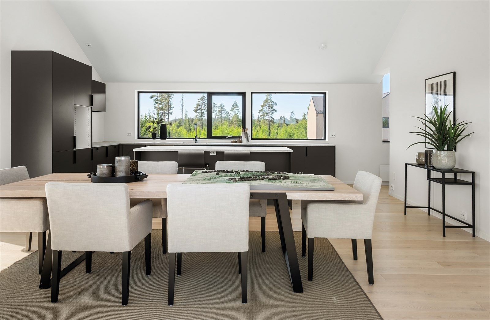 Sosial planløsning og god plass til stort spisebord i tilknytning til uteplass Galleribilde