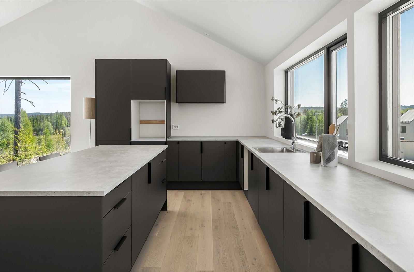 Delikat innredning med mørke fronter som står i stil med laminat benkeplate og ventilator fra Røroshetta Galleribilde