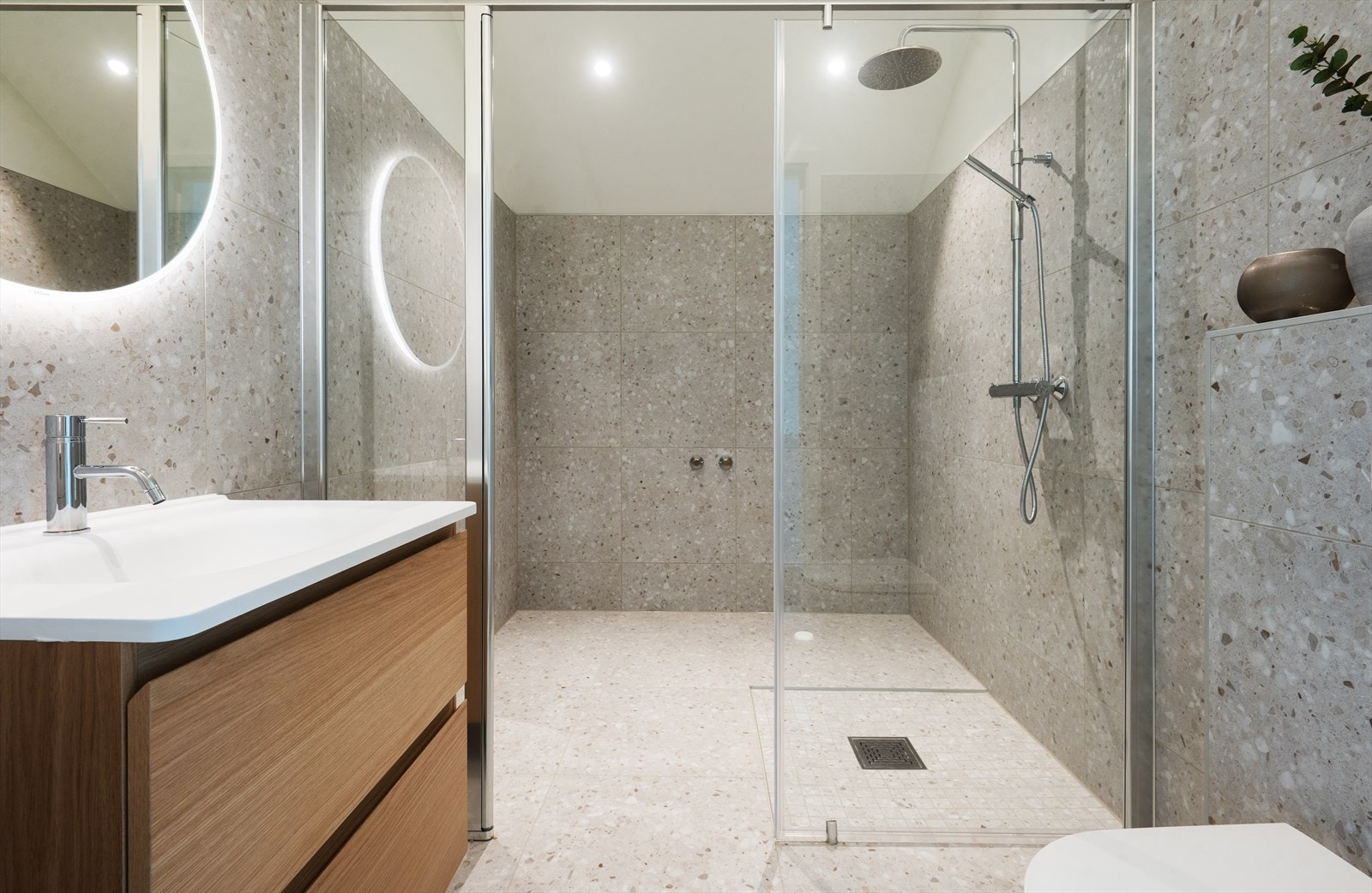 Stort baderom i 2. etasje - Her er det klargjort og plass til badekar Galleribilde