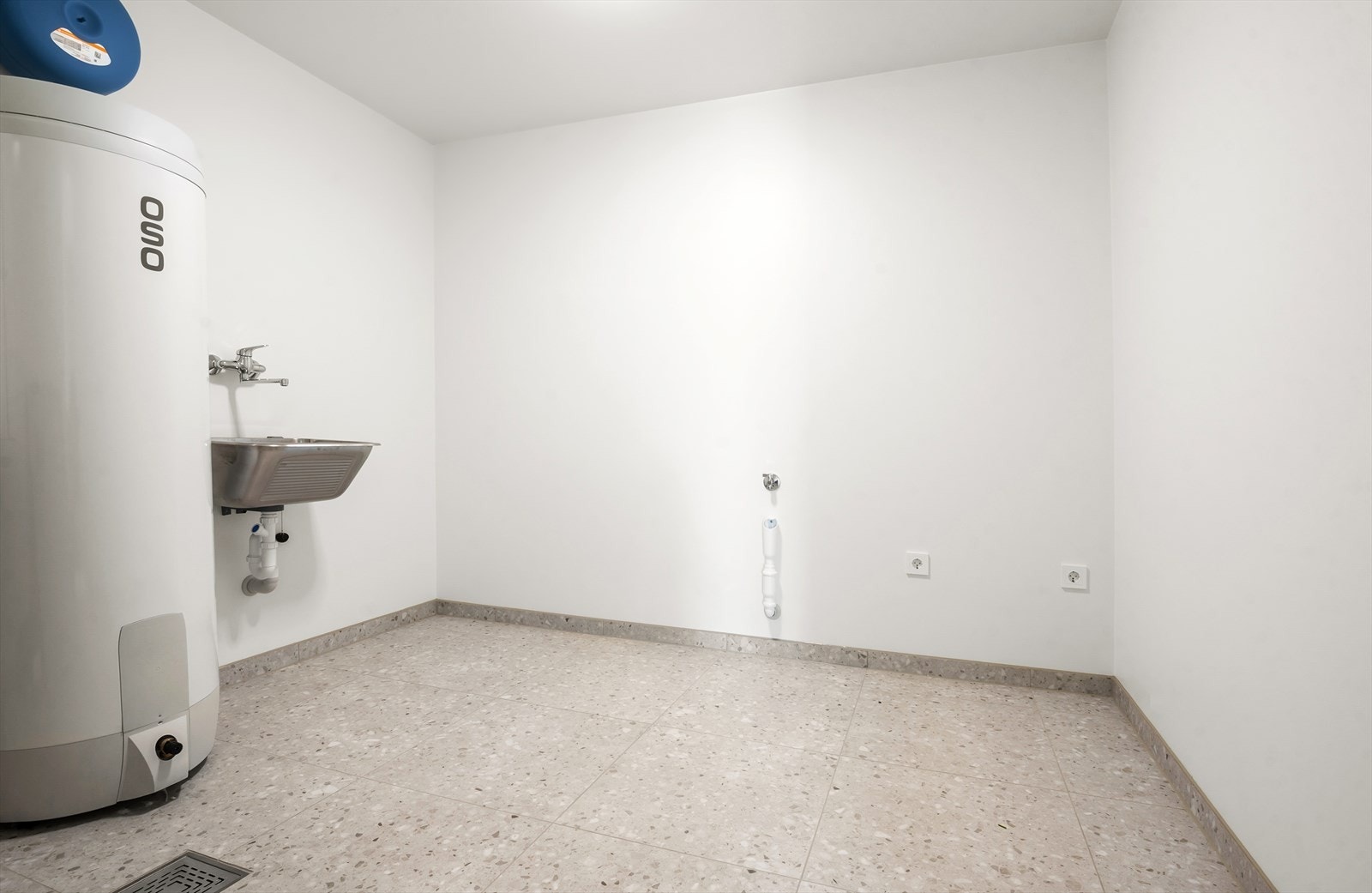 Vaskerom/teknisk rom med god plass til vaskemaskin og tørketrommel, samt vaskeromsinnredning Galleribilde