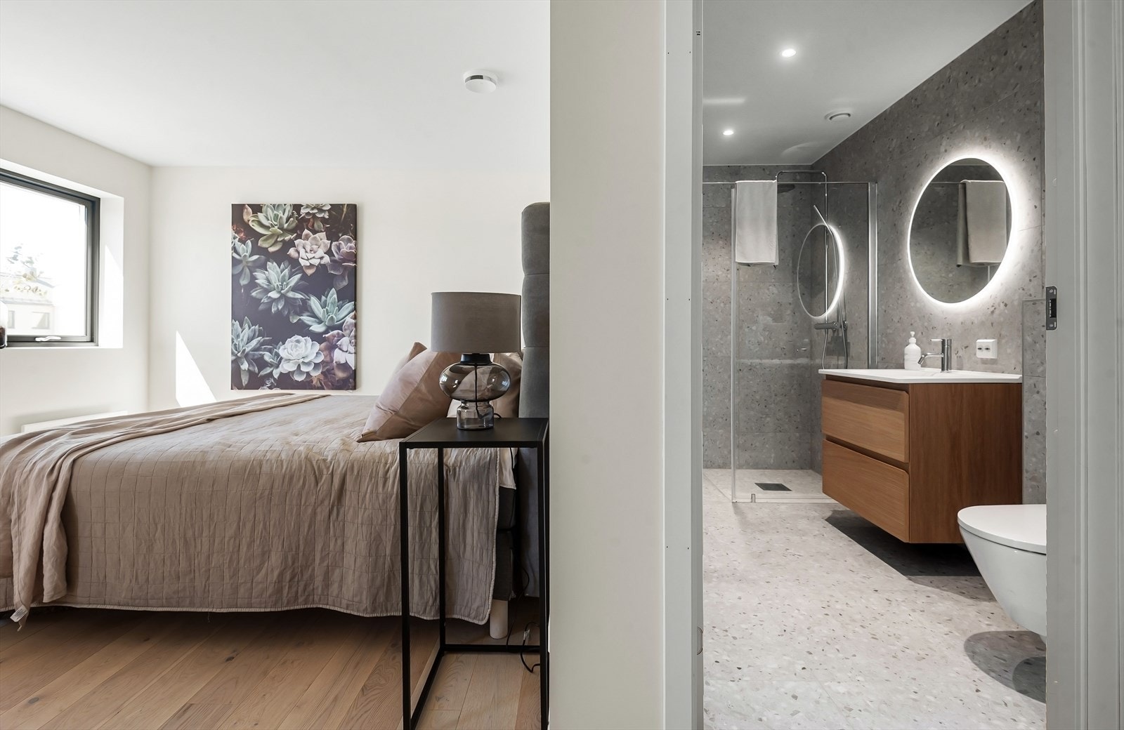 Soverommet har tilgang til eget en-suite baderom Galleribilde