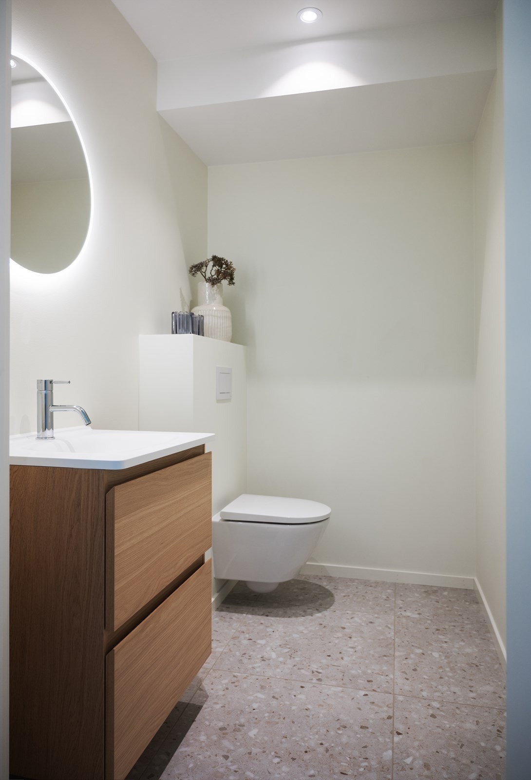 Praktisk gjestetoalett i entré Galleribilde