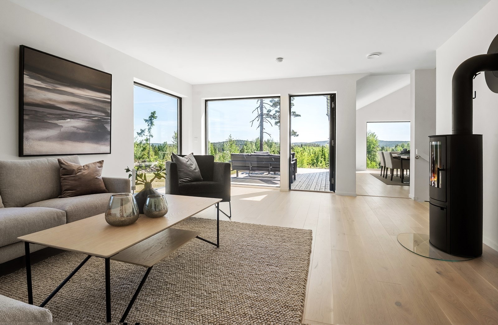 Store vindusflater og rikelig lysinnslipp er gjennomgående for hele boligen Galleribilde