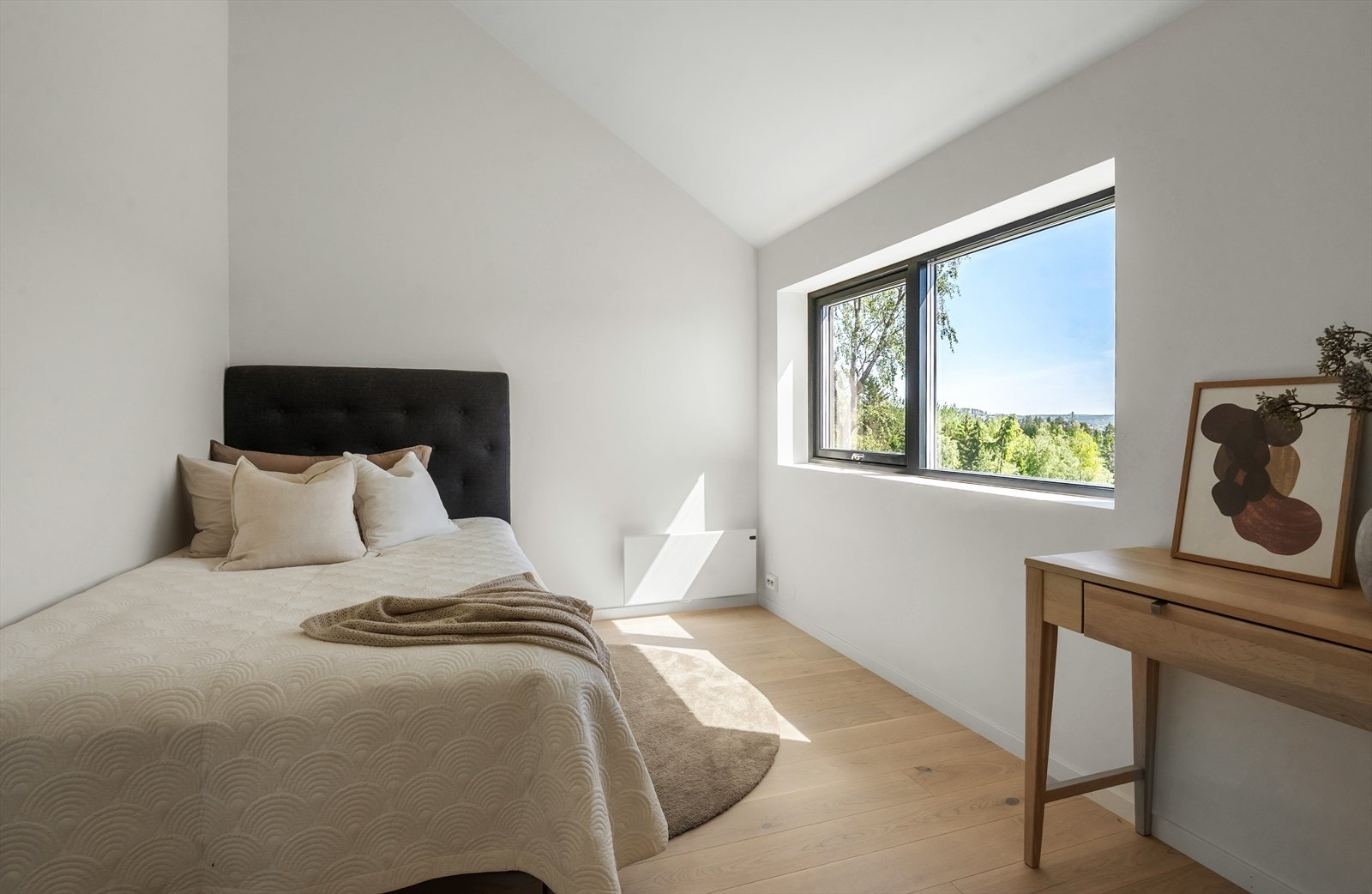 Plass til dobbeltseng, nattbord og møblement for oppbevaring Galleribilde