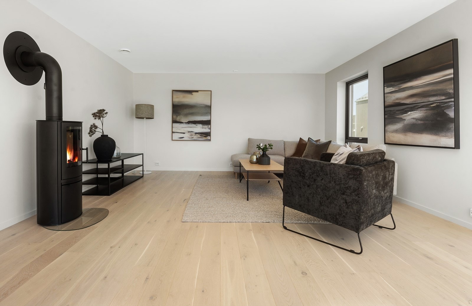 Stuen ligger delvis adskilt fra kjøkken - Gode møbleringsmuligheter til sofaseksjon i naturlig avstand fra TV Galleribilde