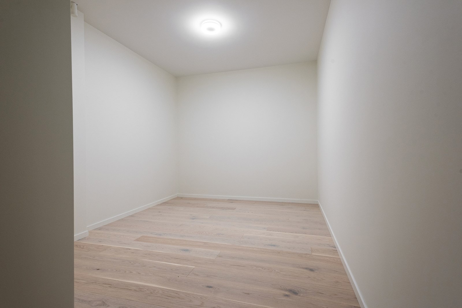 Bod i første etasje like ved inngang til garasjen Galleribilde