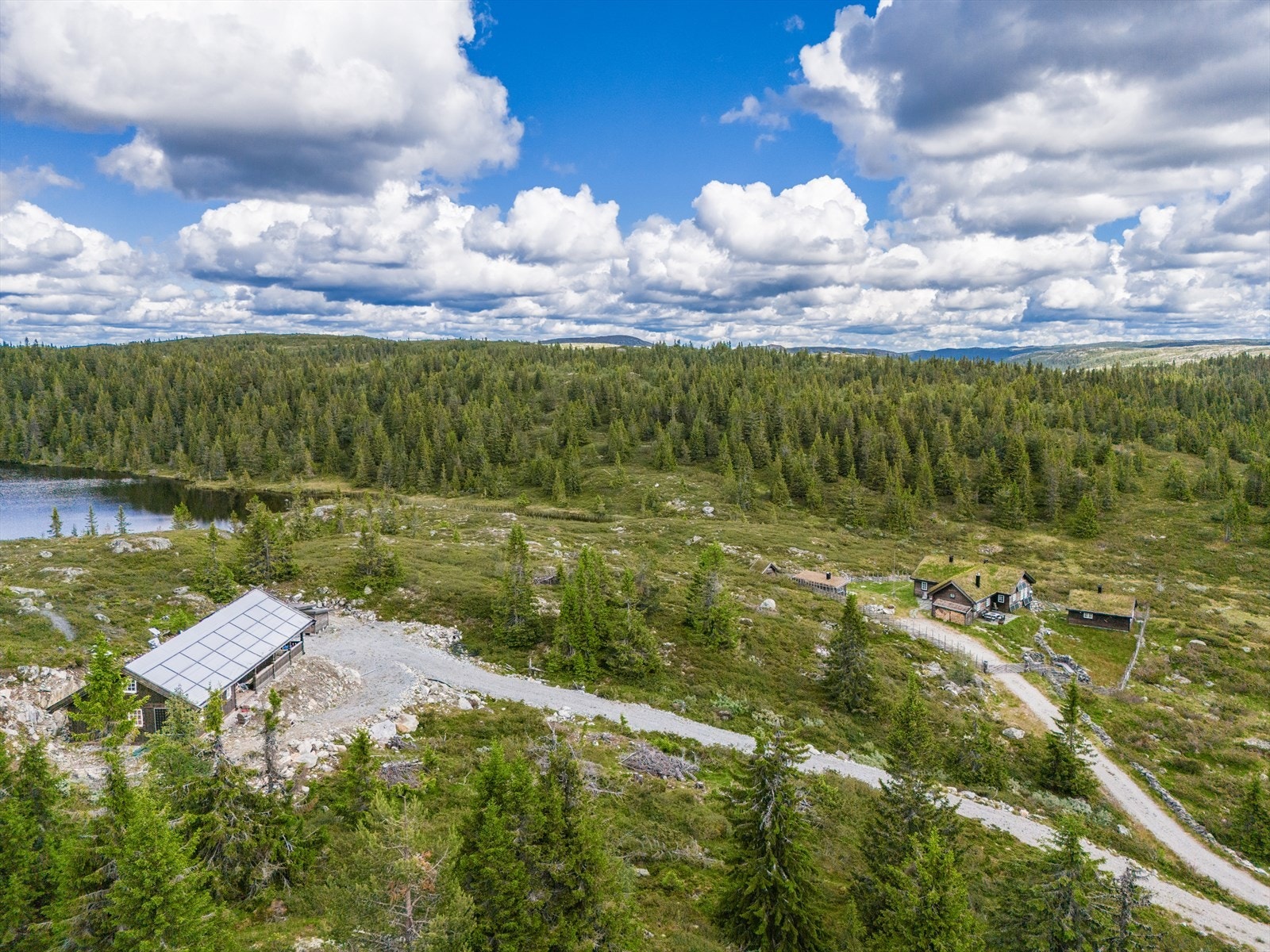Det lille hyttefeltet ha bare 6 eiendommer, 3 av dem ubebygd. Her er det stille og rolig Galleribilde