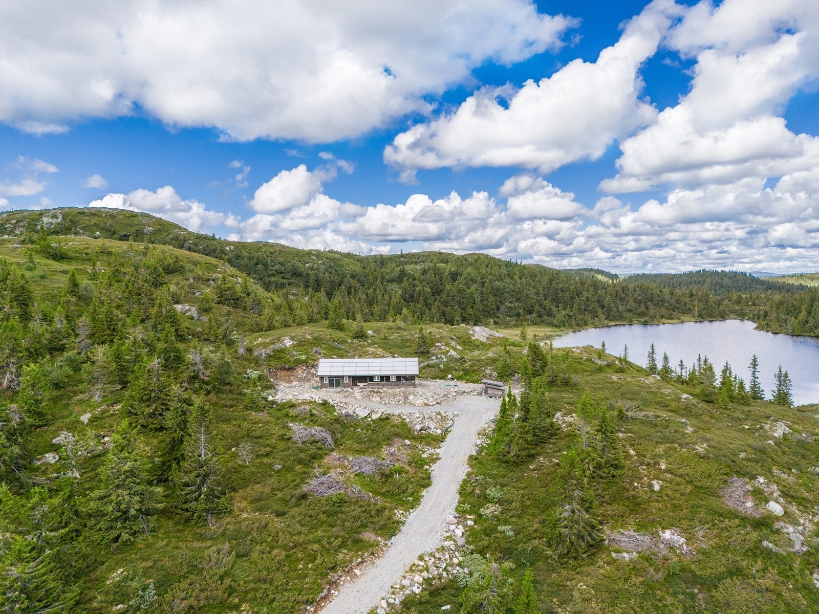 Umiddelbar tilgang til både fiskevann, turstier, topptur-destinasjoner og skiløyper Galleribilde