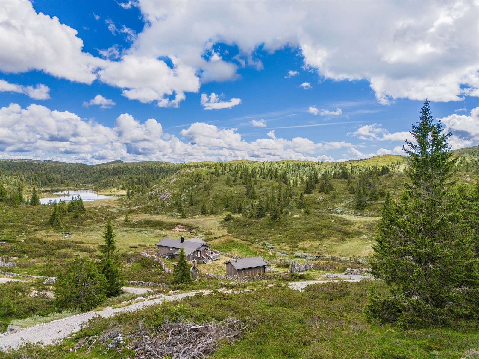 Utsikten du får til morgenkaffen, fra grillplassen eller fra soverommet Galleribilde