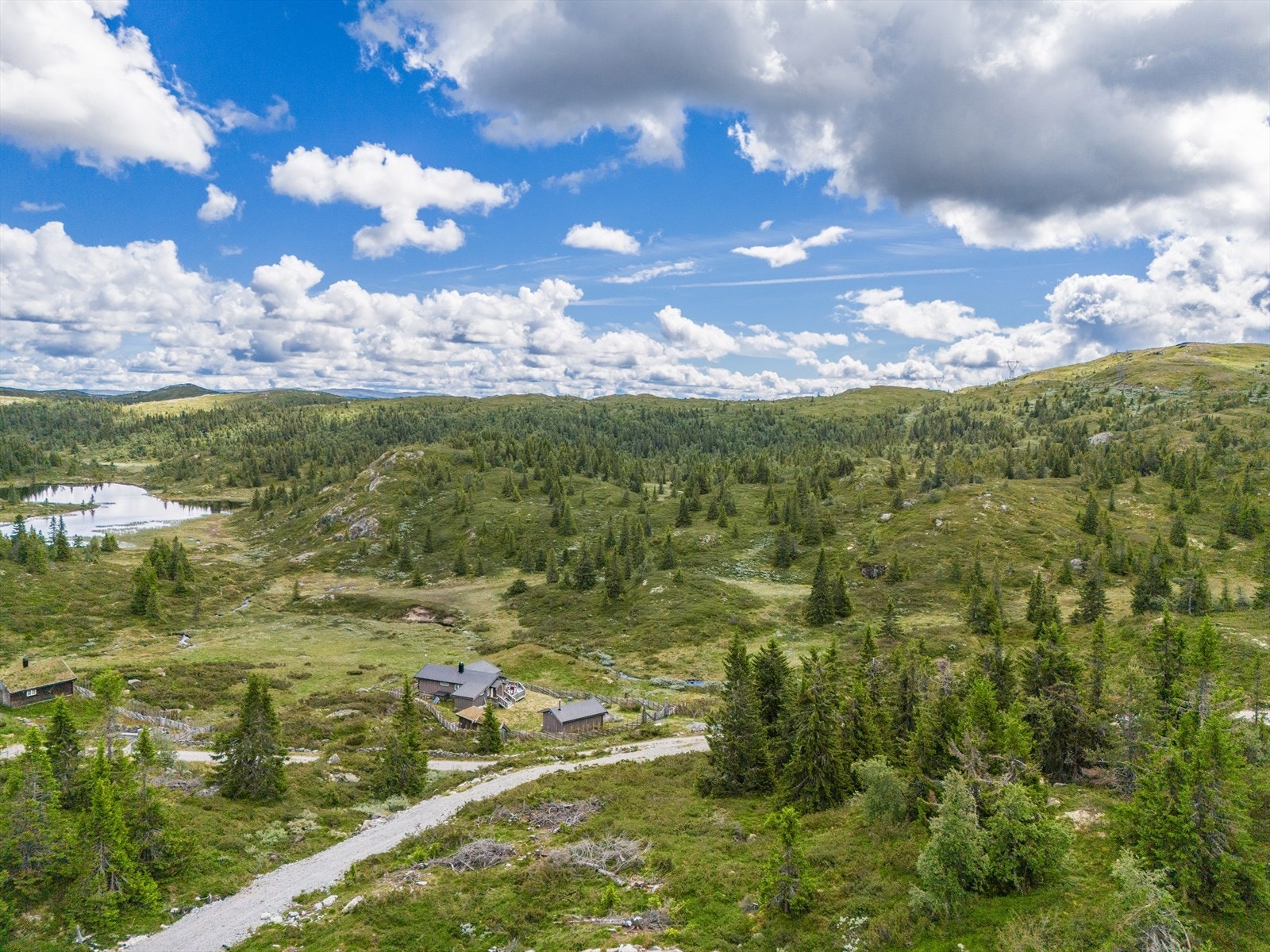 Tomta ligger på 1015 moh. i vakker høyfjellsnatur Galleribilde