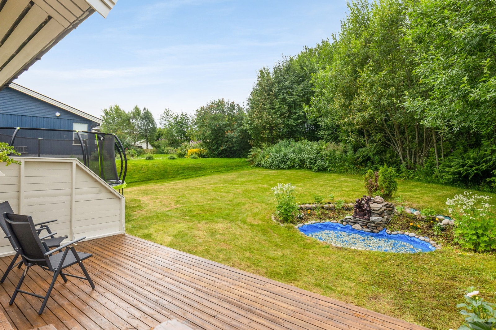 Fra terrassen har du videre utgang til flott hage hvor barna kan leke fritt Galleribilde