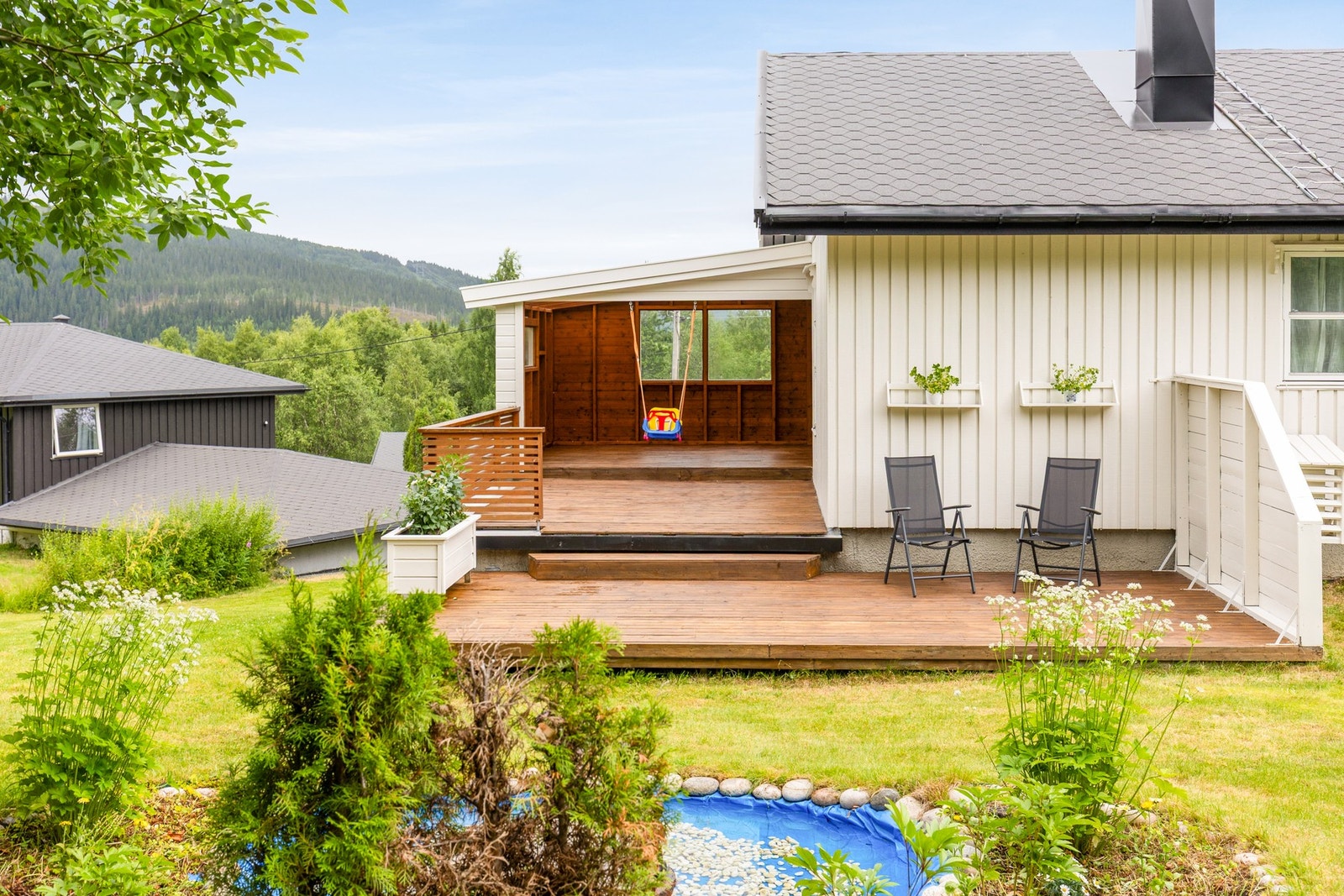 Stor og flott terrasse med plass til flere hyggelige sittegrupper Galleribilde