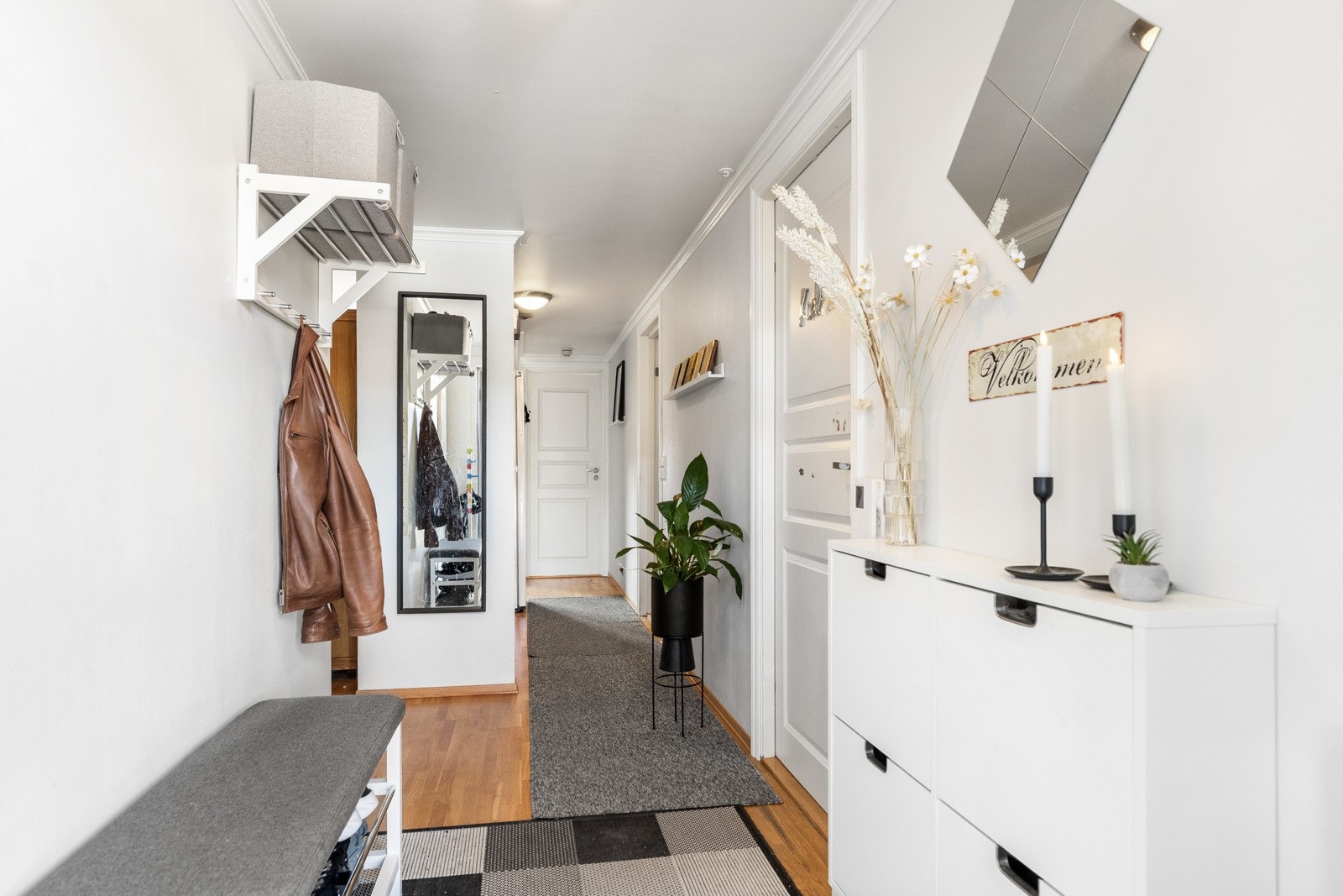 I entreen er det plass til skoskap og knaggerekker, og mer oppbevaringsplass finnes i et romslig, plassbygd skap litt lenger inn i gangen. Galleribilde
