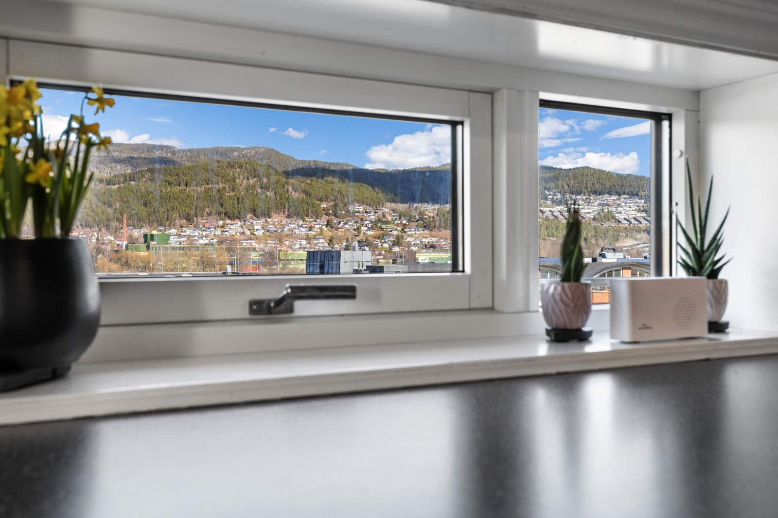 Et vindu under overskapene gir fint, naturlig arbeidslys. Galleribilde