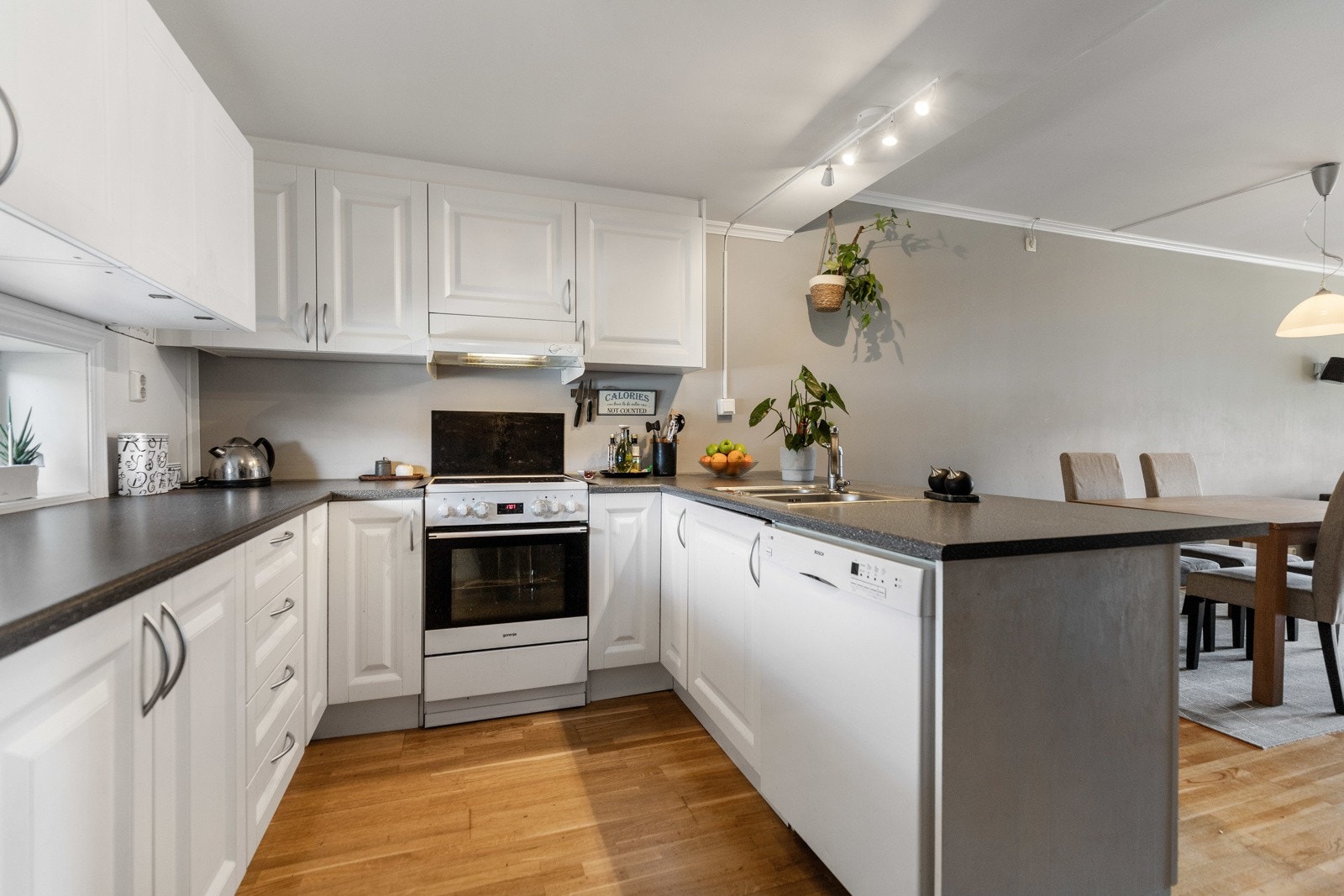 Kjøkkenet har et klassisk og pent design med gode benkeflater som innbyr til spennende kokkelering. Galleribilde