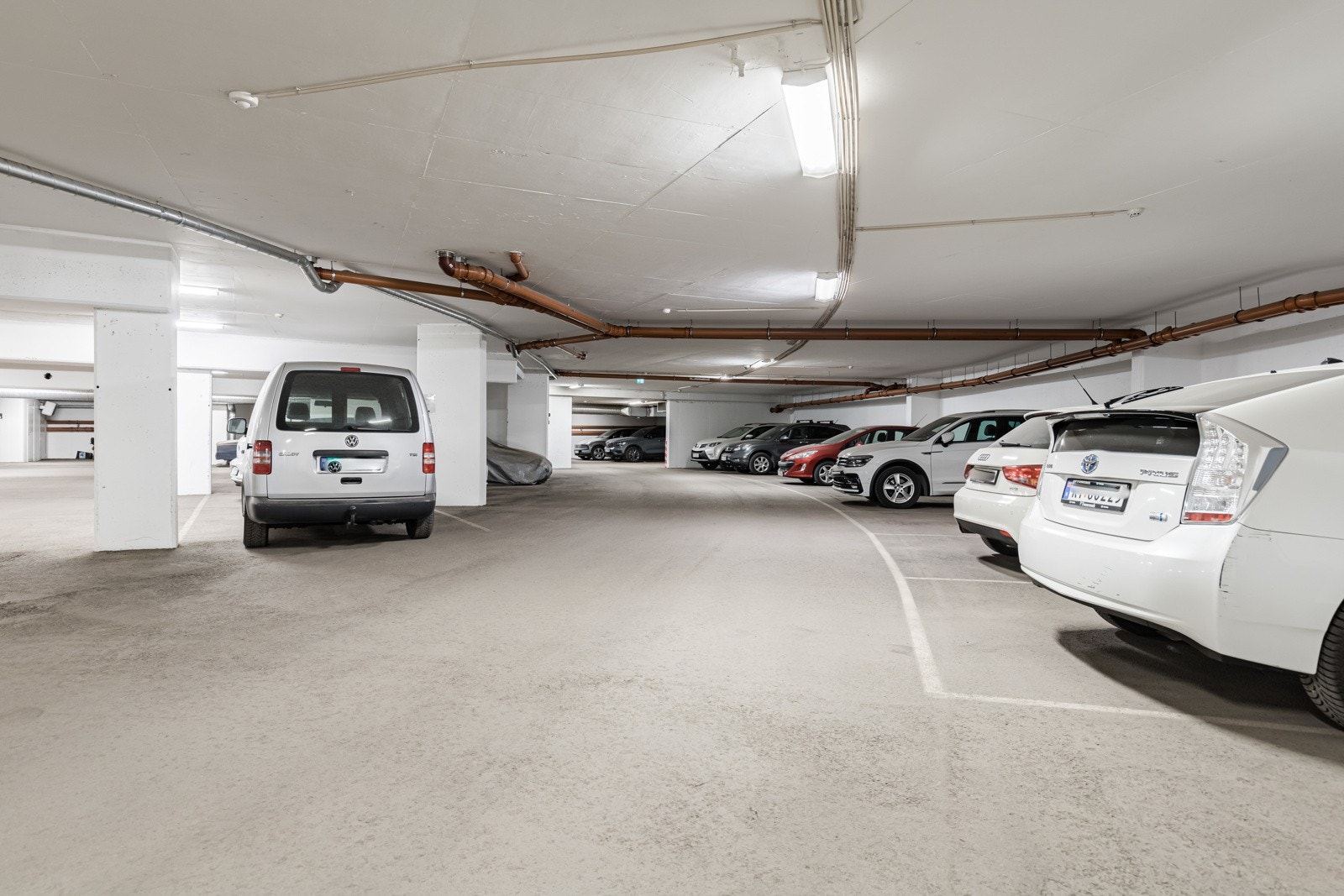 Det er mulighet til å leie parkeringsplass i garasjekjeller. Galleribilde