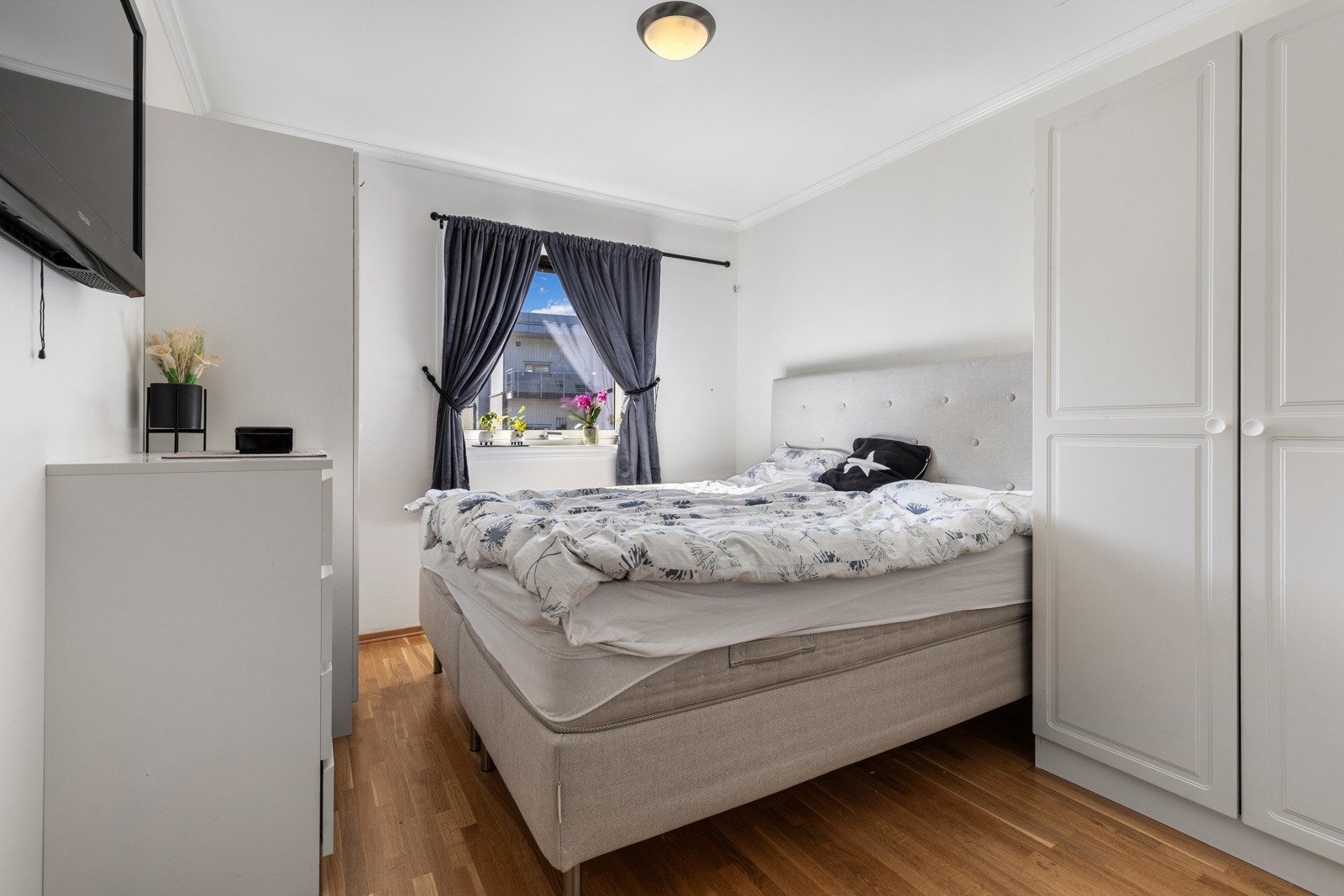 Det er to gode soverom i leiligheten, og begge har store vinduer som sørger for rikt, naturlig lysinnslipp. Galleribilde