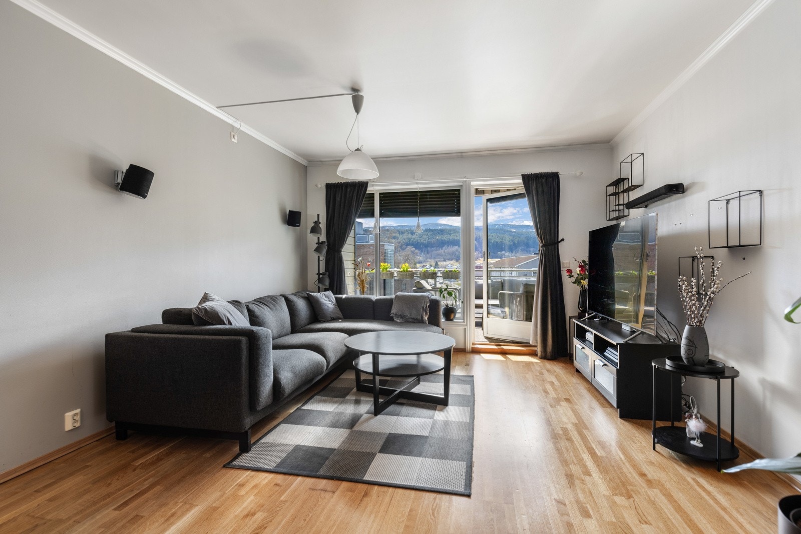 Dagslyset strømmer inn via store, sydvendte vinduer ved stuesonen. Galleribilde