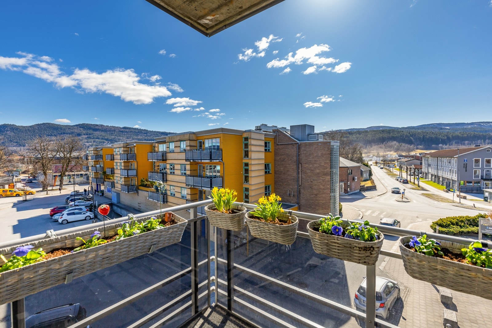 Her er solforholdene gode, og det er fin utsikt over sentrum og åsene i horisonten. Galleribilde