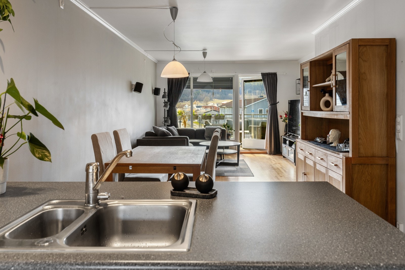 Her er veggene malt opp i grått og hvitt, og det er lagt gyllen, trestavs parkett på gulvet. Galleribilde