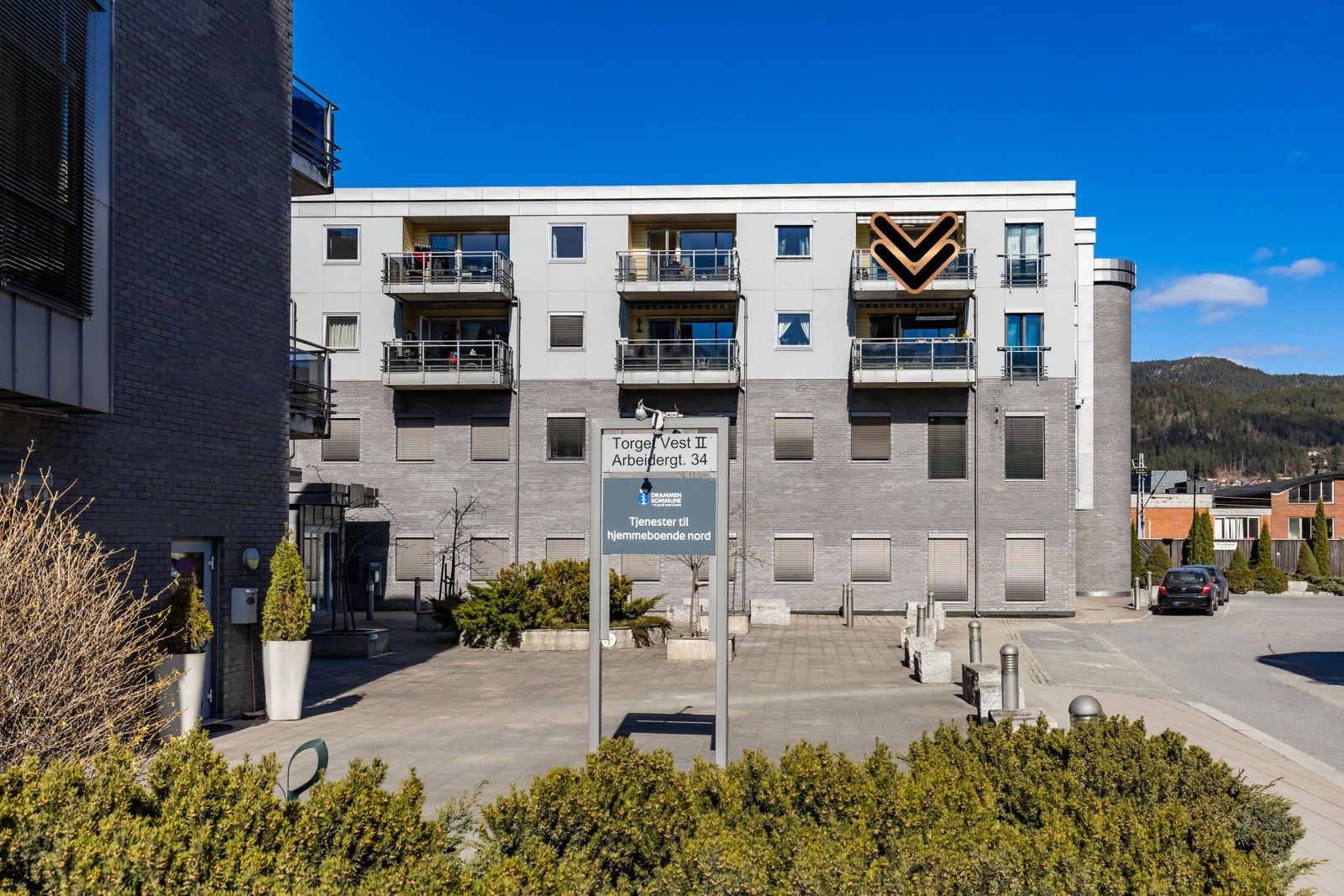 Leiligheten er beliggende midt i Mjøndalen sentrum nær butikker og togstasjon. Galleribilde