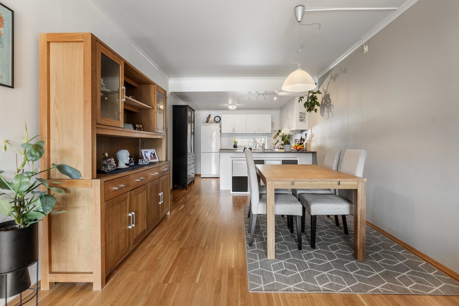 I nærheten av kjøkkenet kan det innredes med et spisebord. Galleribilde