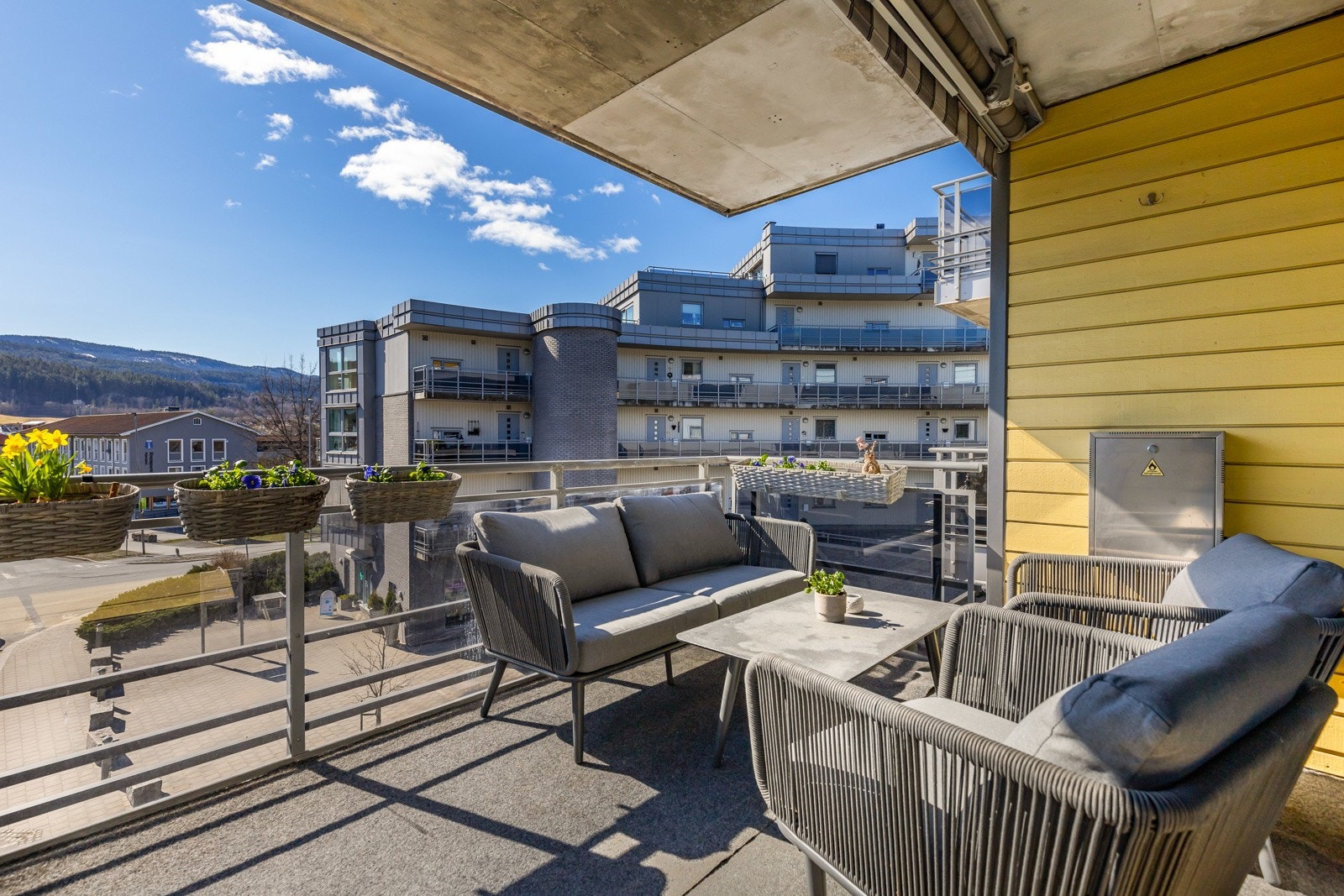 Leiligheten har utgang fra stue/kjøkken til en sydvendt, overbygd balkong på ca. 9 kvm. Galleribilde