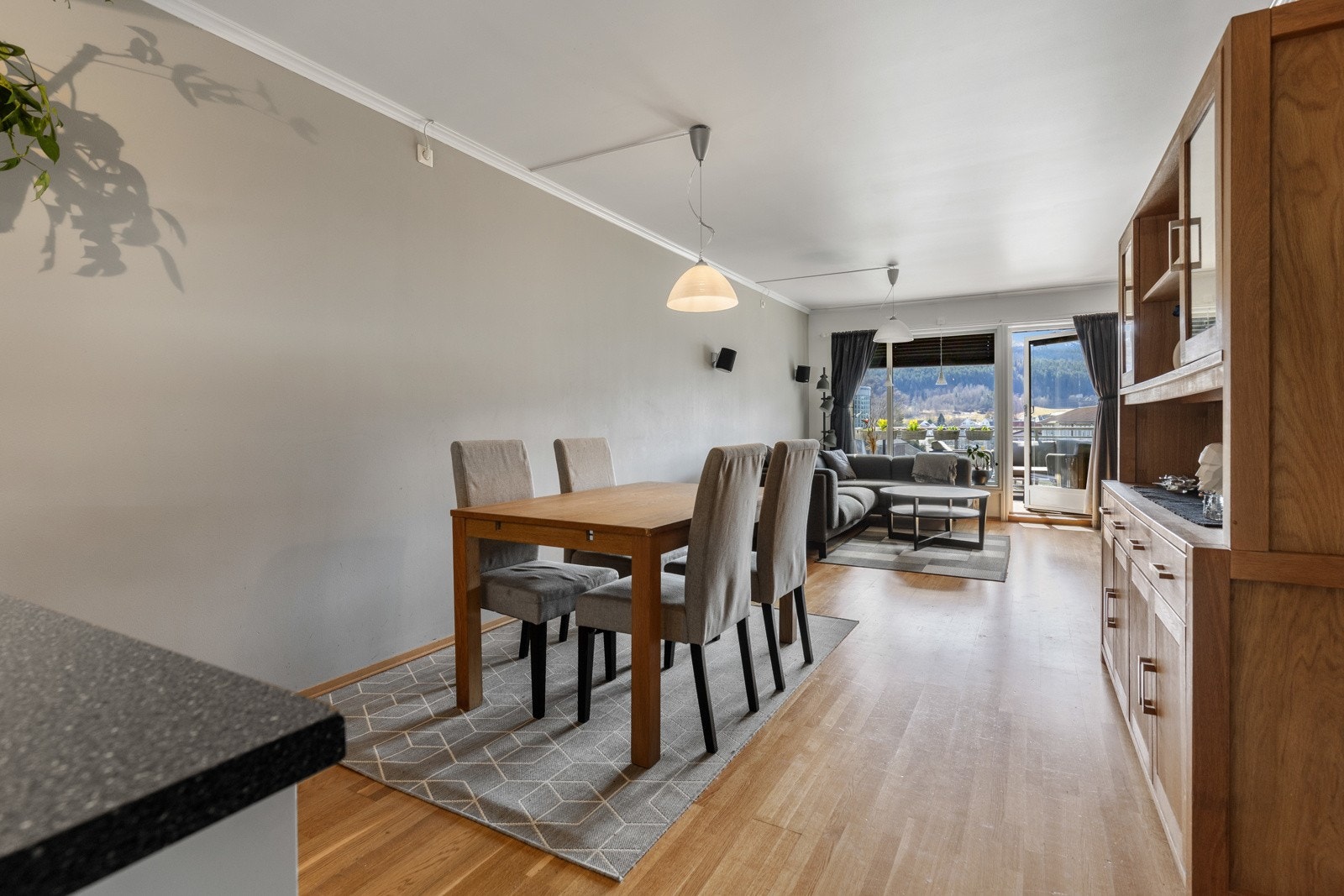 Stuen og kjøkkenet ligger i åpen løsning, og sammen danner de et langstrakt, pent allrom med god møbleringsfrihet. Galleribilde