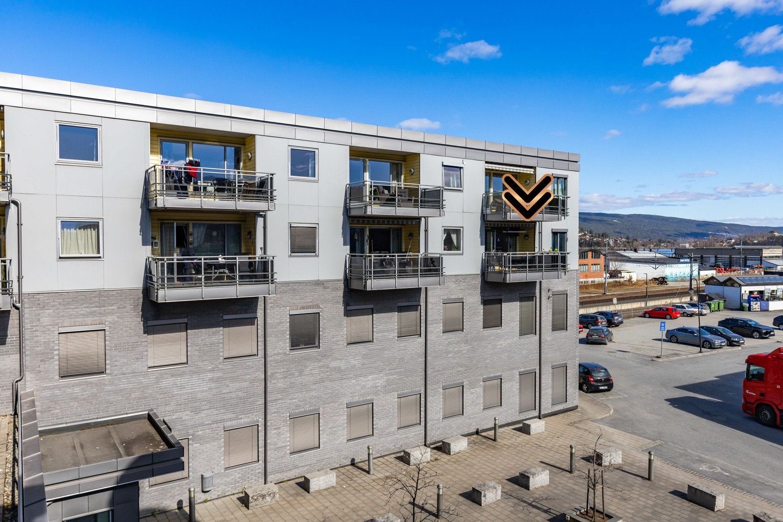 Eiendommen ligger sentralt og attraktivt til, med umiddelbar nærhet til matbutikk, bakeri og togstasjon, samt kort vei til barnehager, skoler, idrettsanlegg og populære turområder. Galleribilde