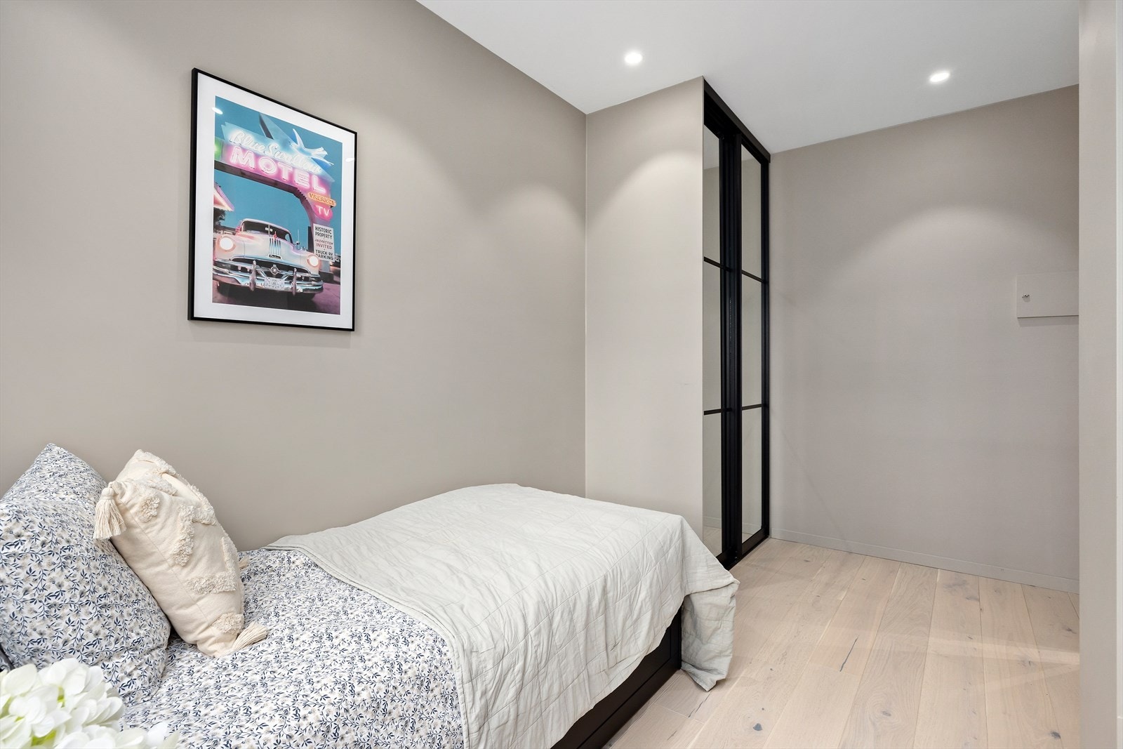 Plassbygget skyvedørsgarderobe med lagringsmuligheter. Galleribilde