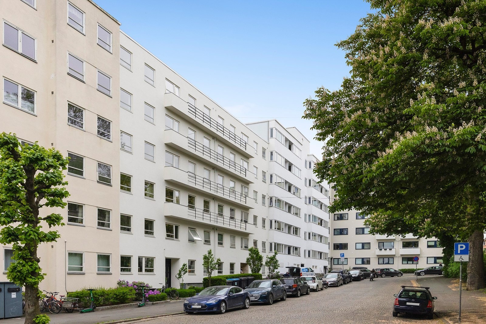 Fasade - rehabilitert i 2022. I den forbindelse ble også vinduer mot gate fornyet. Galleribilde