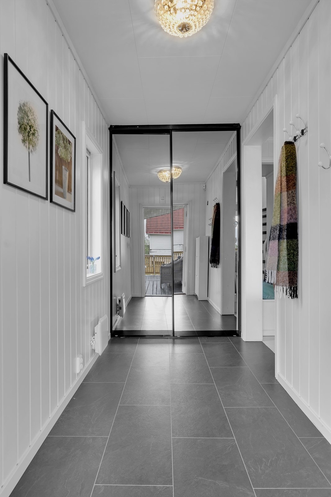 Praktisk garderobe bak skyvedører med speil. Galleribilde