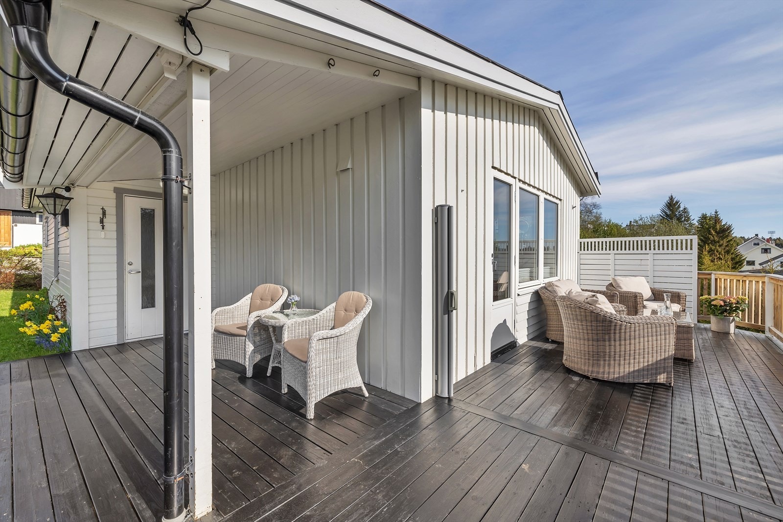 Nydelig balkong som strekker seg rundt forsiden og sørsiden av boligen. Galleribilde