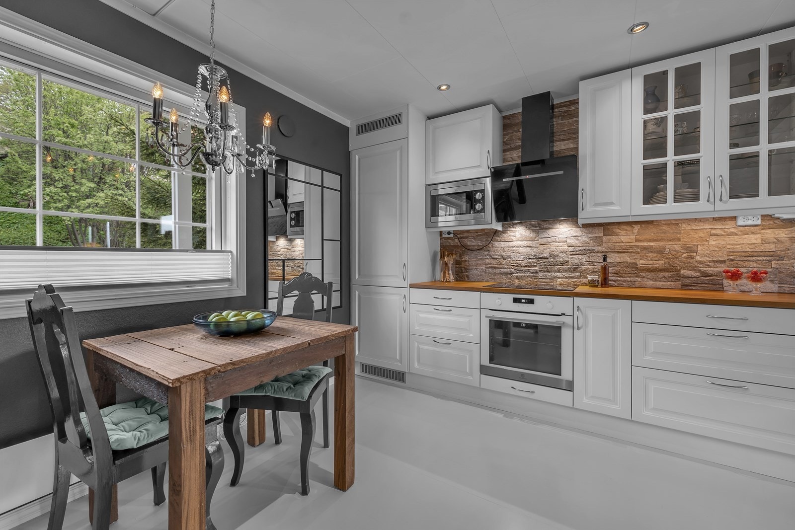 Integrerte hvitevarer. Stort kjøkkenvindu slipper inn godt med lys. Galleribilde