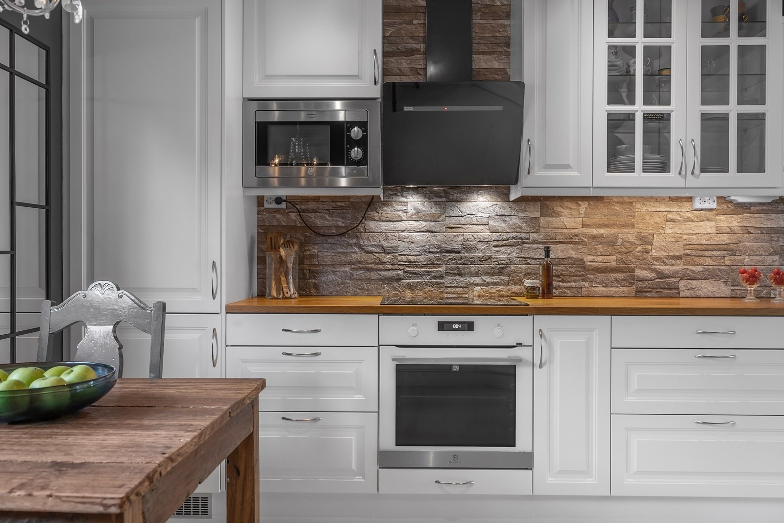 Kjøkkenet har god plass med store benkeflater. Stilmessig i harmoni med resten av boligen. Galleribilde