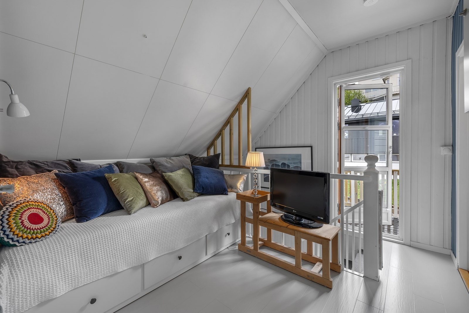 I 2. etasje er det plass til en liten kosekrok. Utgang til vestvendt balkong. Galleribilde