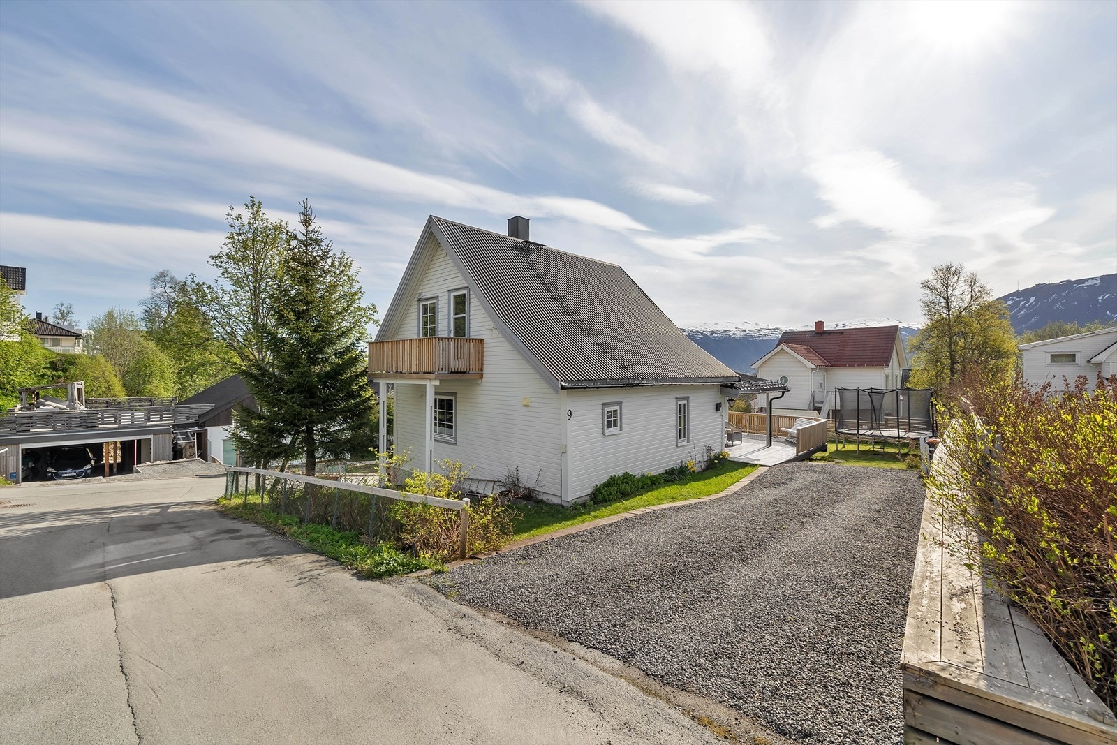 Skoglivegen har rikelig med parkering på tomten. Galleribilde