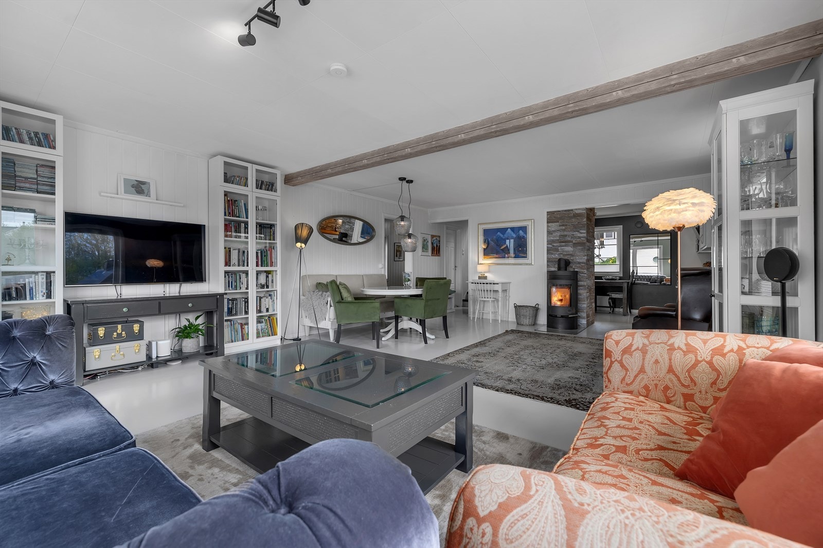 Romslig stue. Galleribilde