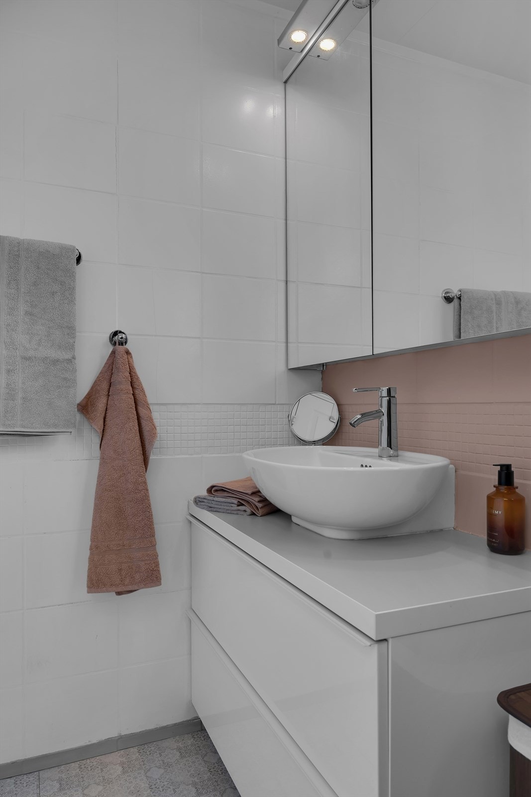 Selv om badet er eldre, er det pusset opp. Moderne innredninger og overskap med lys. Galleribilde