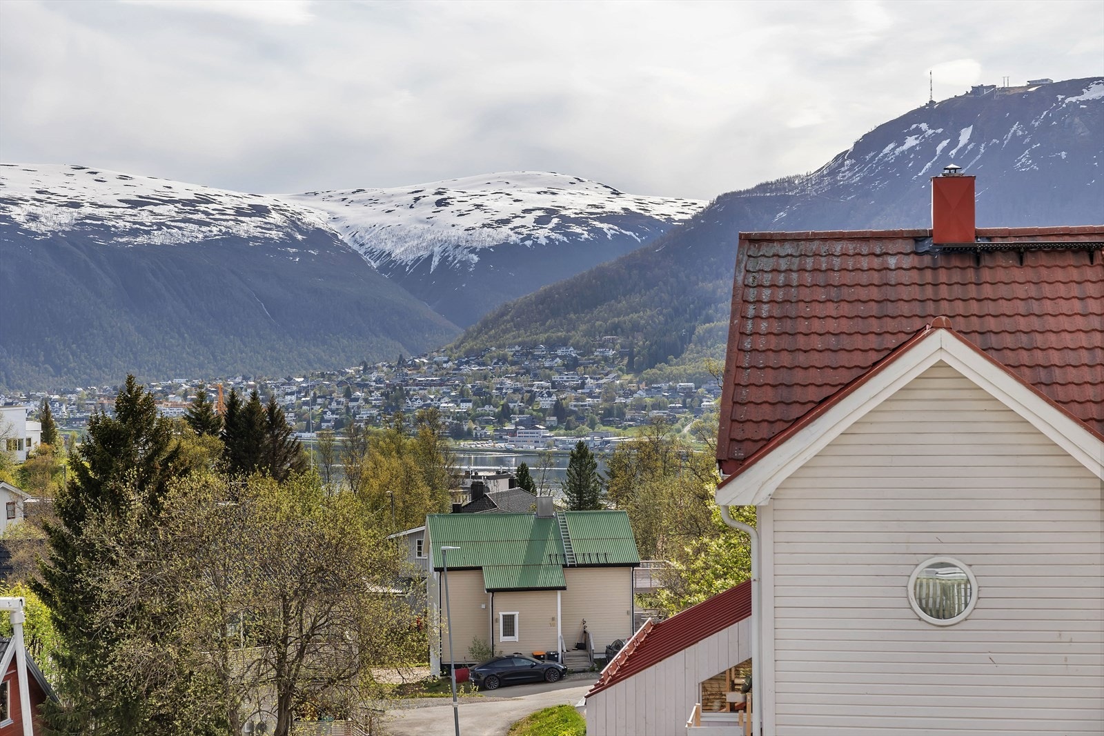 Nydelig utsikt over store deler av "Tromsøs tak". Galleribilde