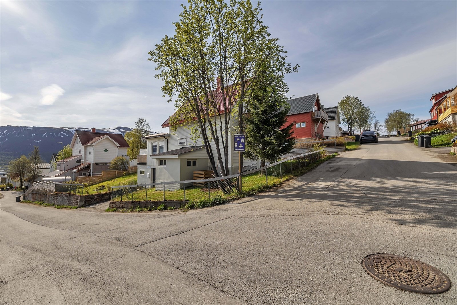Skoglivegen 9 ligger svært sentralt. Circa 10 minutters gangavstand til sentrum. Galleribilde