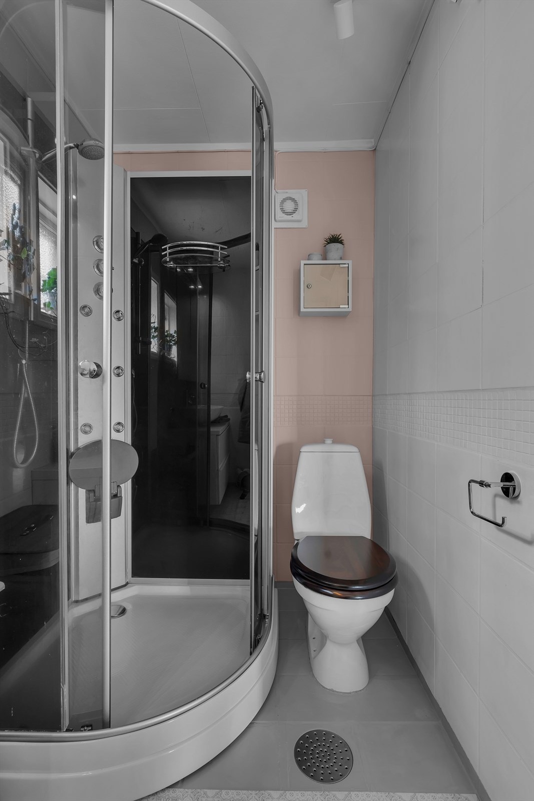 Baderom i 1. etasje med dusjkabinett og toalett. Boligen har eget vaskerom i u. etasje. Galleribilde