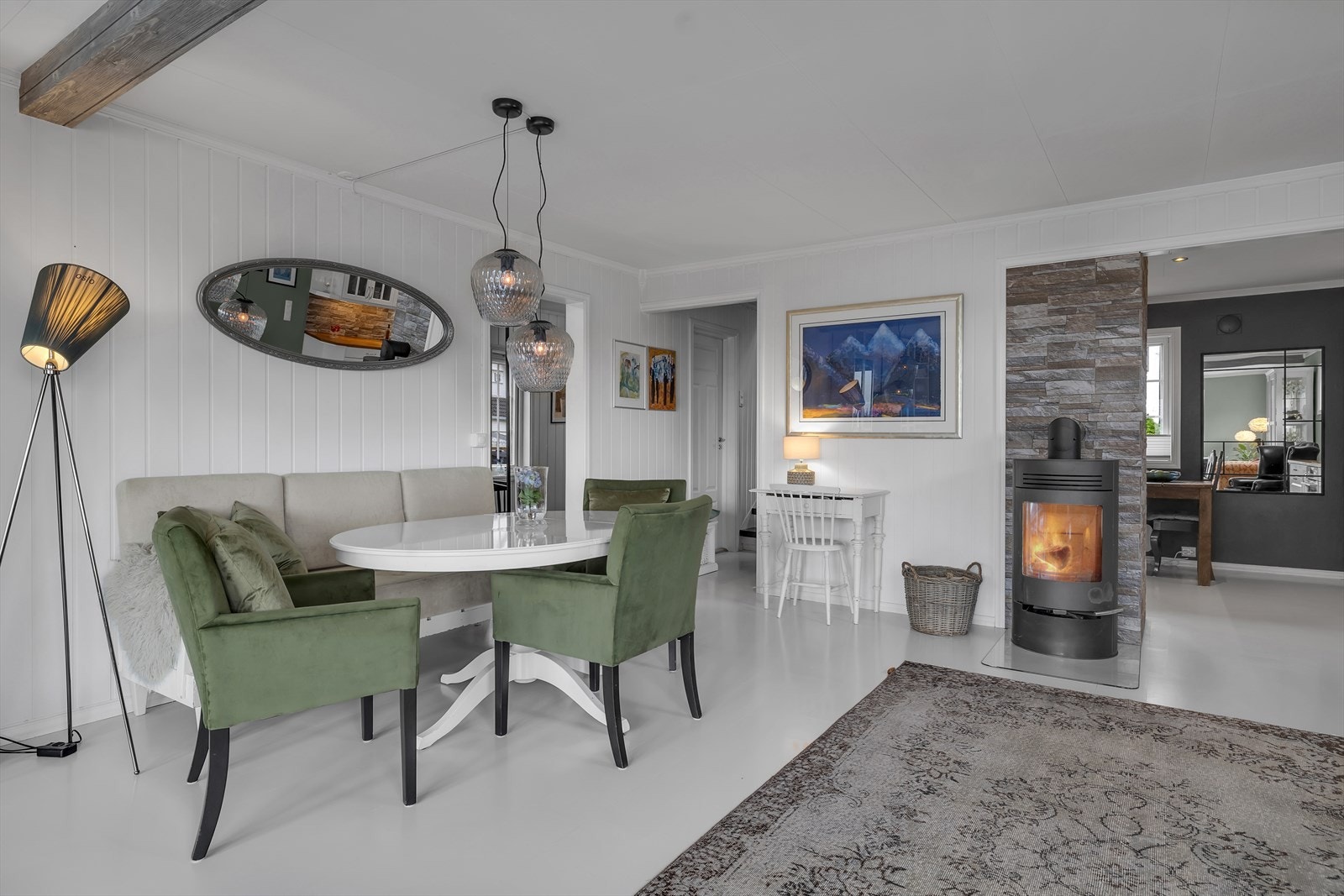 Stuen er stor nok til å ha flere soner, her med f. eks spisegruppen. Galleribilde