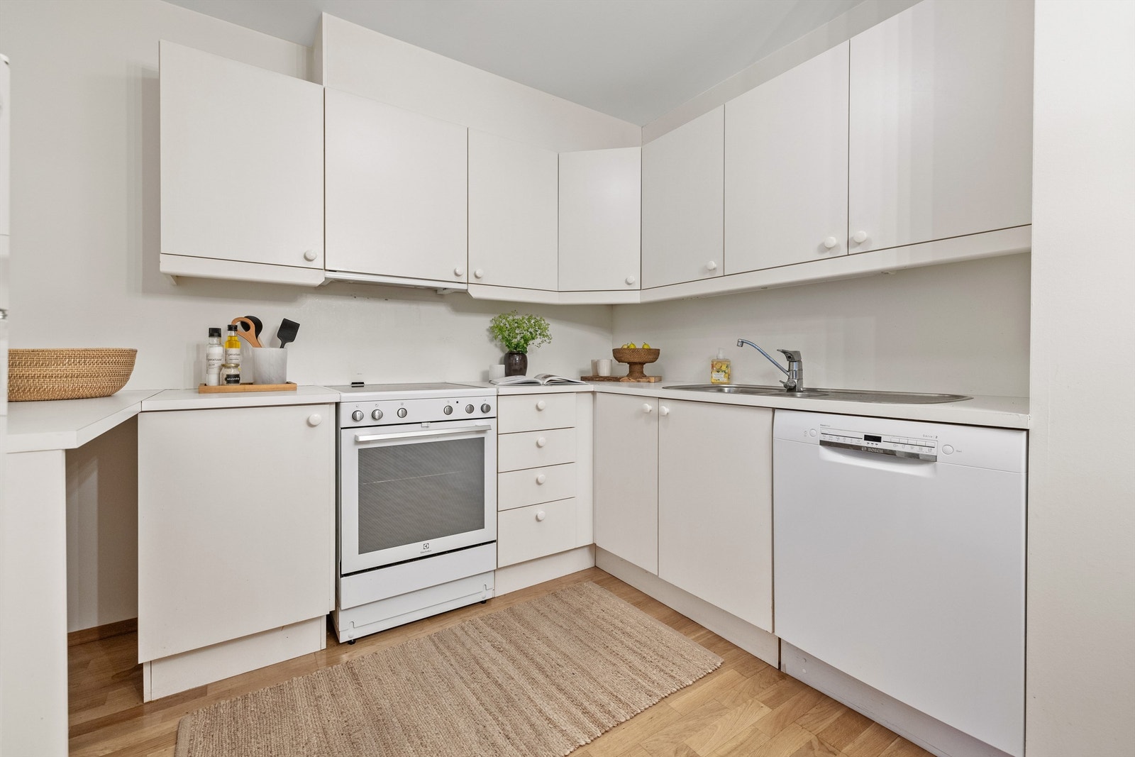 Laminat benkeplate, dobbel vask og hvitevarer som komfyr, oppvaskmaskin og kjøleskap med frysedel følger med Galleribilde