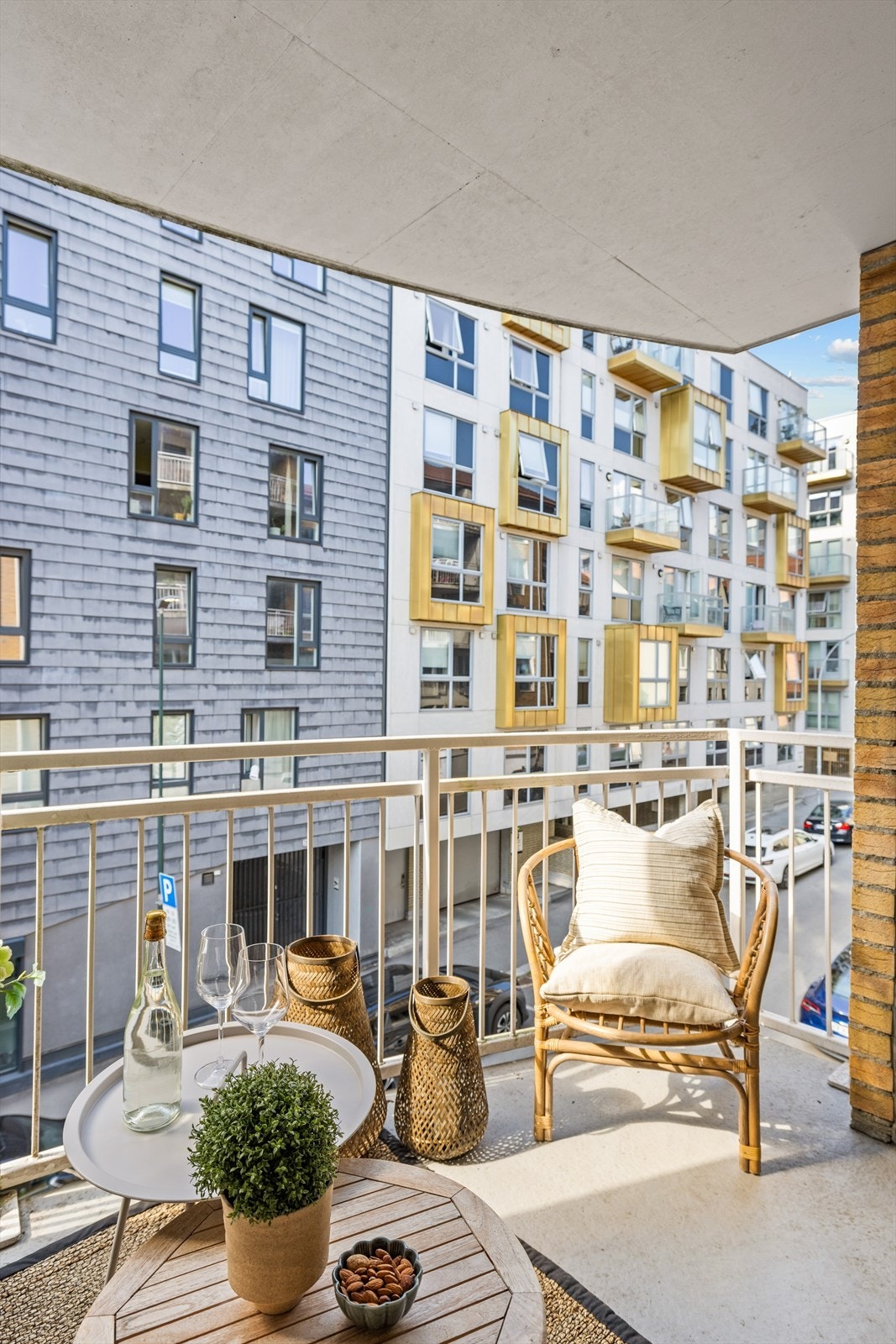 Delvis inntrukket balkong vendt mot rolig, enveiskjørt gate - en hyggelig forlengelse av stuen i sommerhalvåret Galleribilde