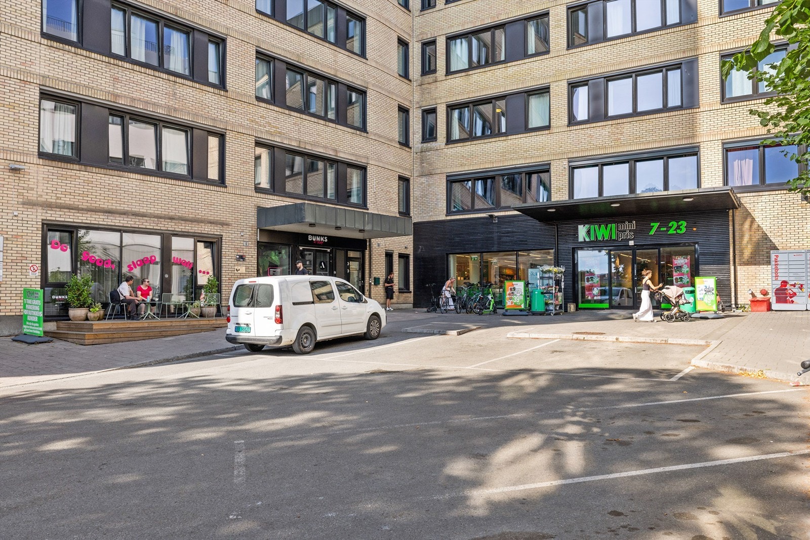 Innen få minutters gange finner du diverse matbutikker - bl.a Kiwi og søndagsåpen Joker. Kort vei også til Ringen senter med Meny, apotek, frisør og kino. Galleribilde