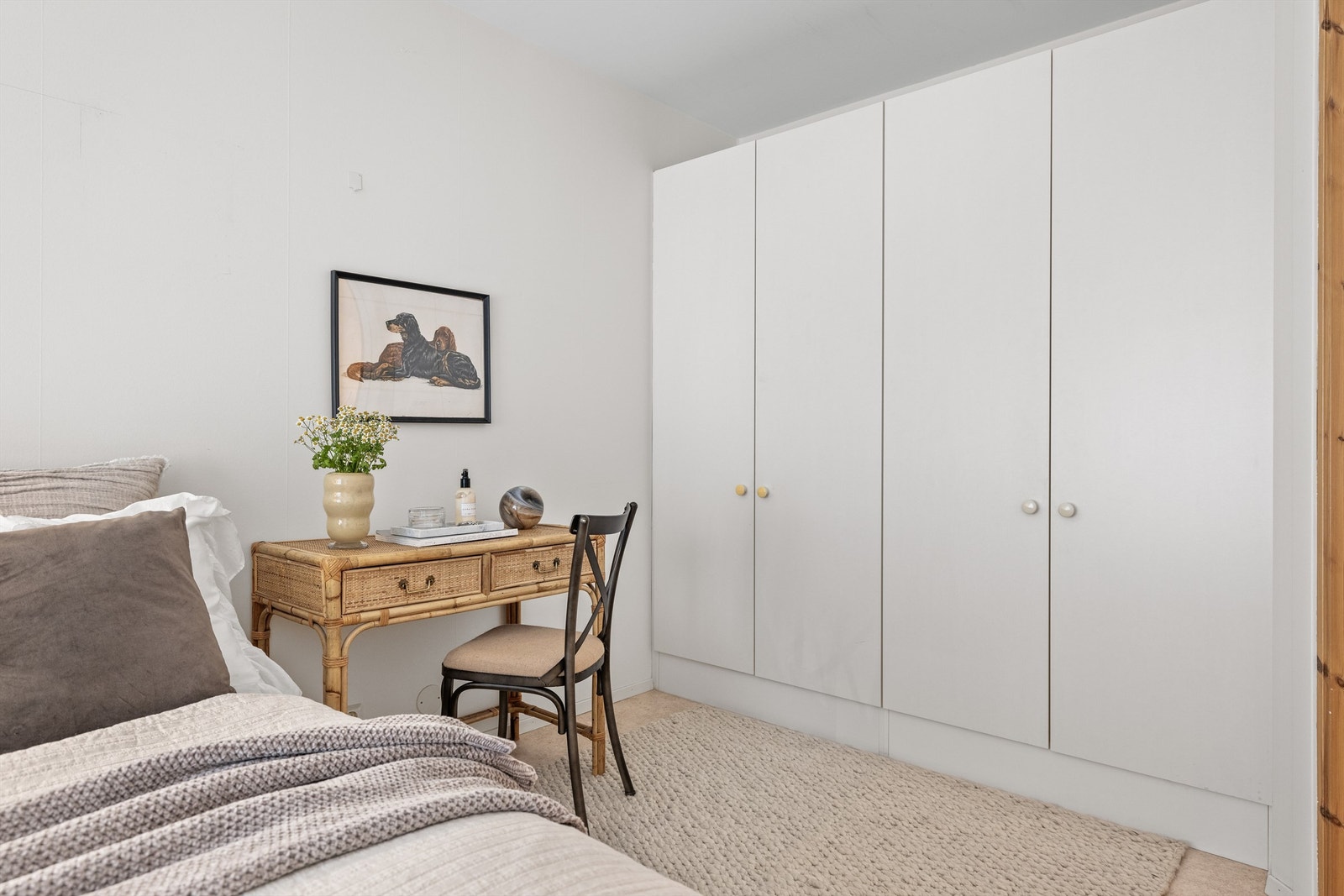 Lys og trivelig sone for avslapning - medfølgende garderobeskap gir god oppbevaringsplass. Galleribilde