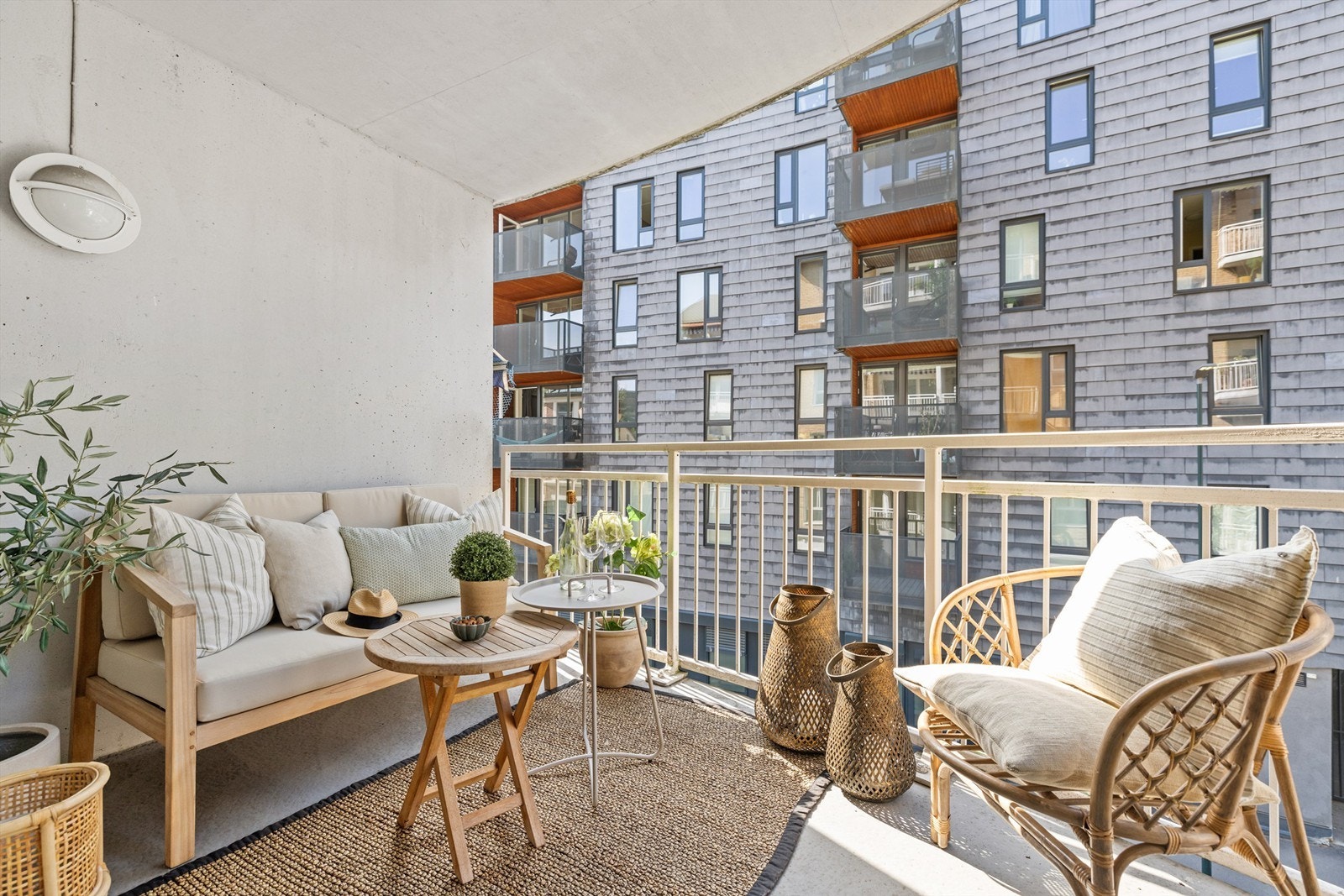 Balkong på 7 m² vendt mot vest/nordvest - her kan du slappe av i rolige omgivelser. Tillatt med både gass- og elektrisk grill. Galleribilde